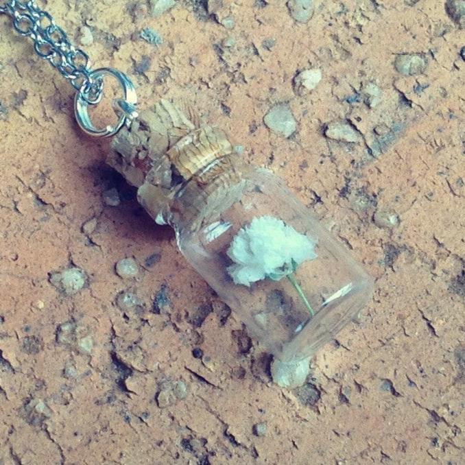 Zarte Halskette mit getrockneten Schleierkrautblumen