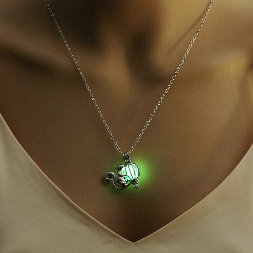 Pendentif écureuil qui brille dans le noir