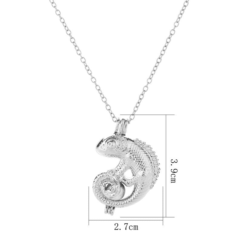 Collier lézard caméléon argenté brillant dans le noir