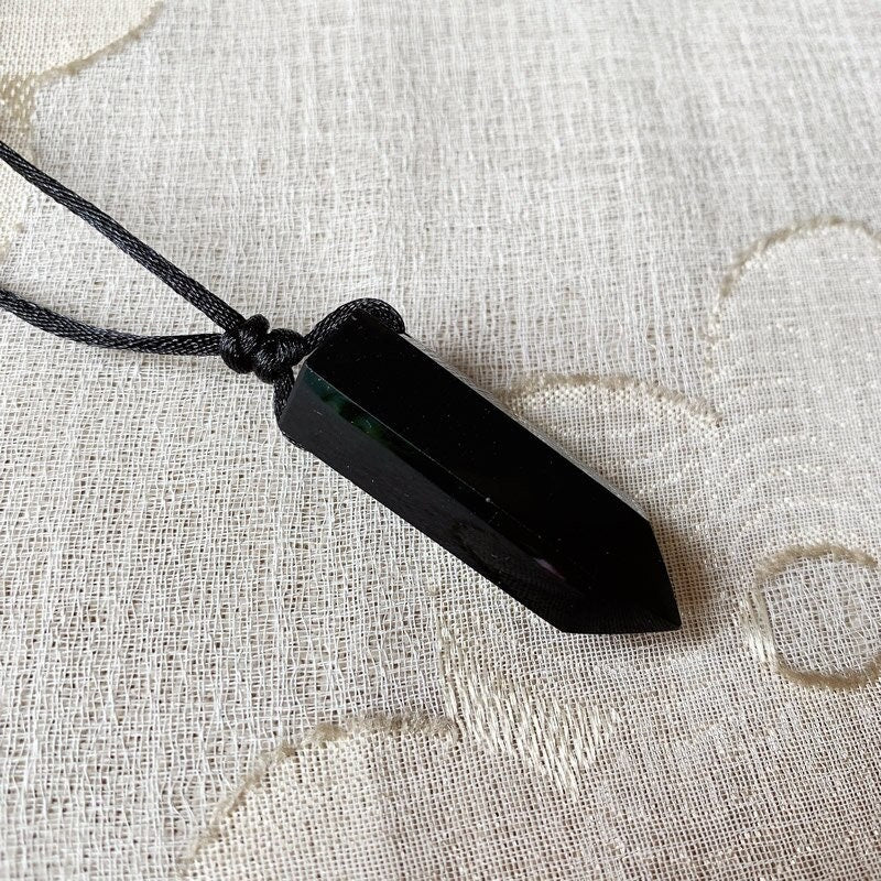 Halsketten mit rohen Kristallspitzen