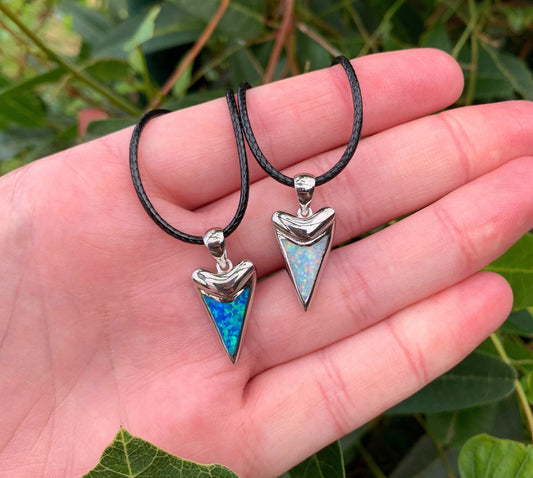 Große weiße Haifischzahn-Feueropal-Halskette