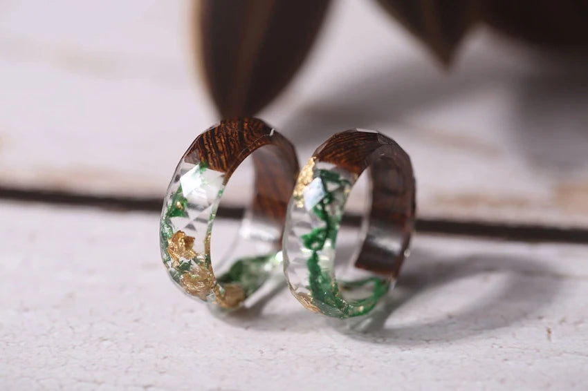 Bague en bois de résine à facettes en mousse véritable et flocons d’or