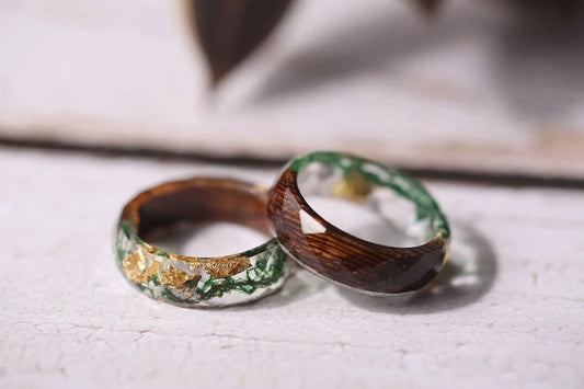 Bague en bois de résine à facettes en mousse véritable et flocons d’or