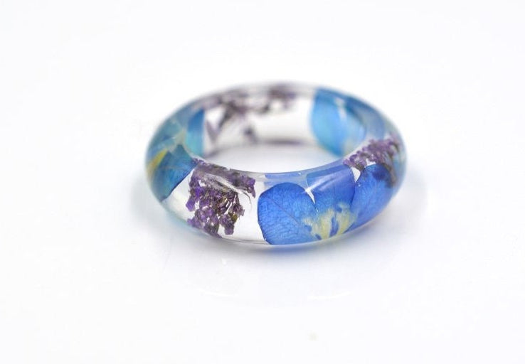 Resin ring with real forget me nots and queen anne's lace flowers.