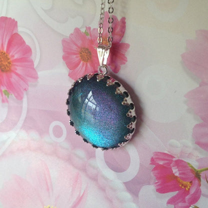 Collier de changement de couleur holographique bleu