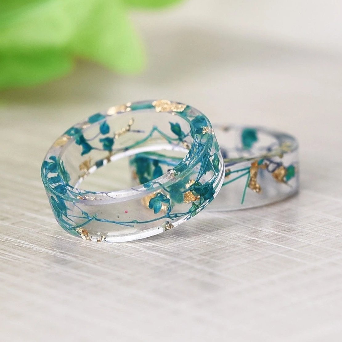 Bague délicate en résine à fleurs bleues et flocons d’or