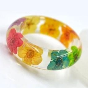 Véritable petite bague en résine de fleur arc-en-ciel