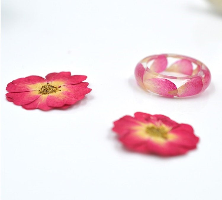 Jolie bague miniature en résine pétale de rose