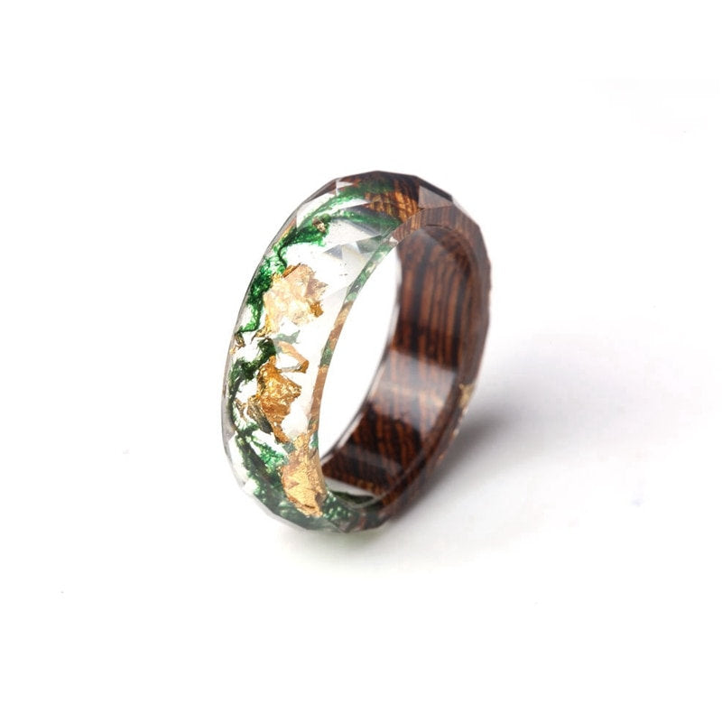 Bague en bois de résine à facettes en mousse véritable et flocons d’or