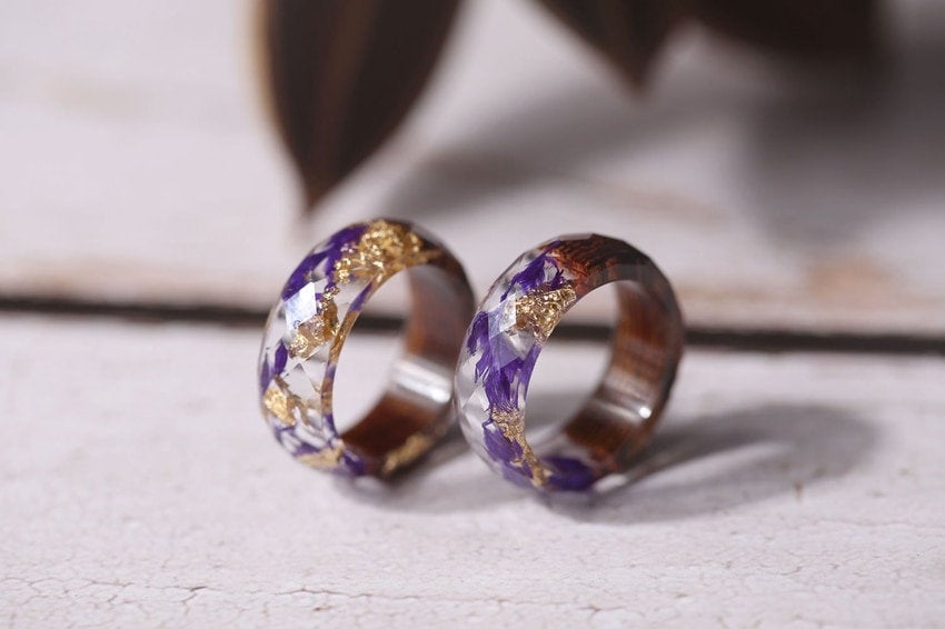 Ring aus facettiertem Kunstharz mit violetter Blume und Goldflocken