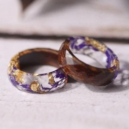 Ring aus facettiertem Kunstharz mit violetter Blume und Goldflocken