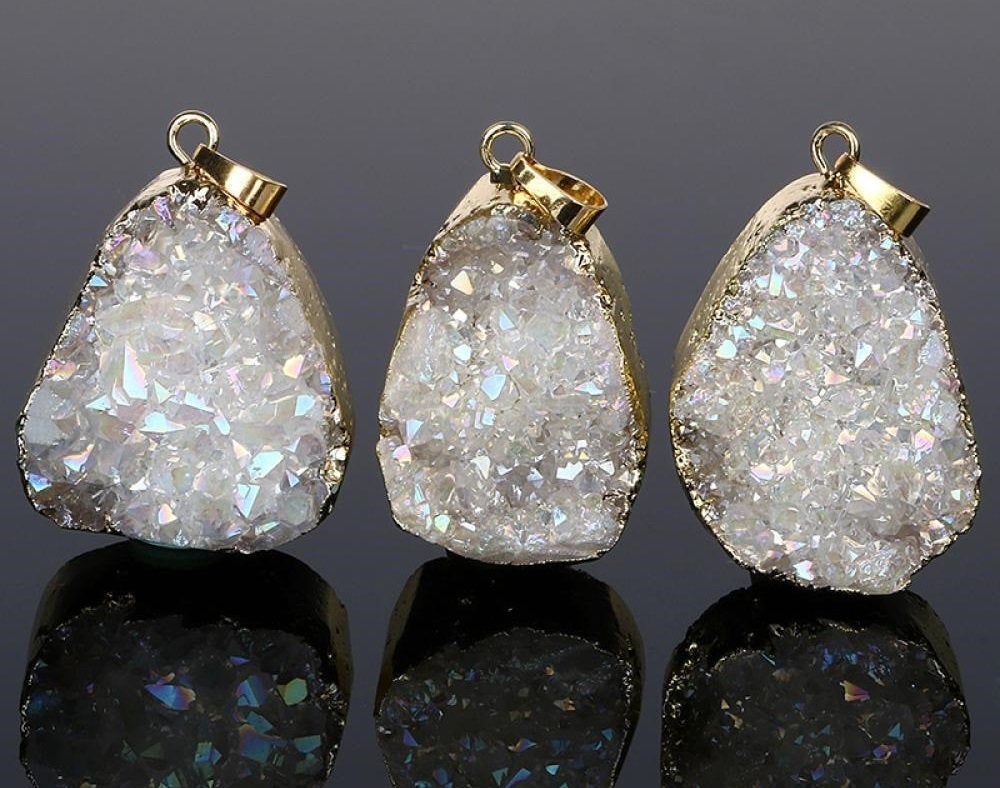 Collier Druzy à quartz arc-en-ciel enveloppé d’or