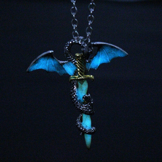 Collier épée de dragon qui brille dans le noir