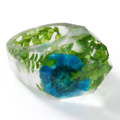 Ring mit echten blauen Blumen und Farnen