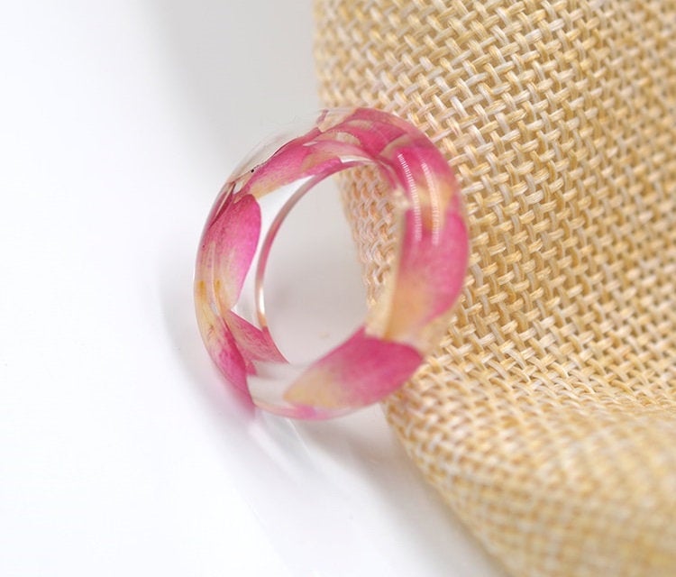 Jolie bague miniature en résine pétale de rose