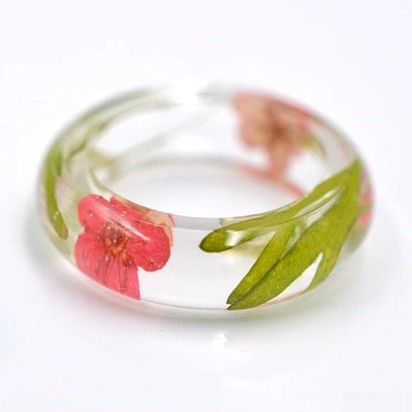 Bague en résine fleurs roses et mousse verte