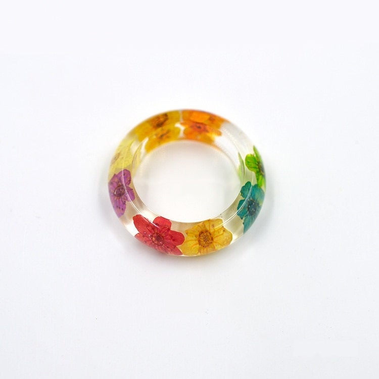 Véritable petite bague en résine de fleur arc-en-ciel