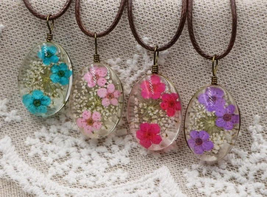 Véritable collier de fleurs pressées