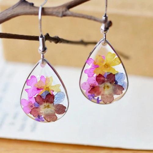 Véritables petites boucles d’oreilles à fleurs pressées