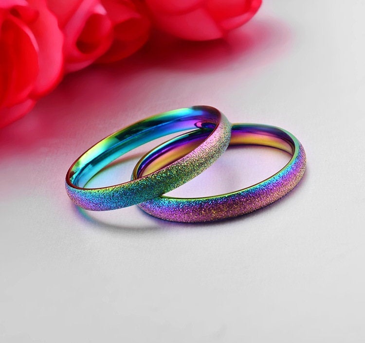 Bague fine en titane arc-en-ciel sablé