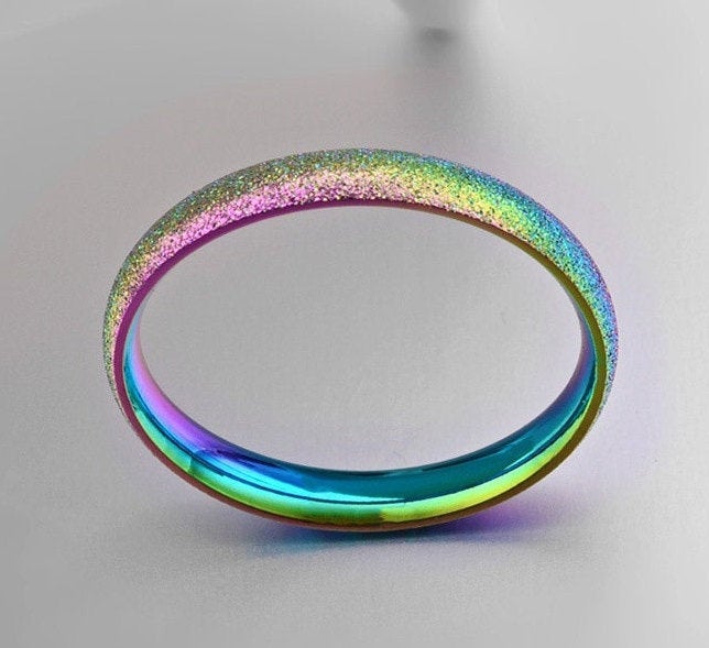 Bague fine en titane arc-en-ciel sablé