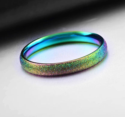 Bague fine en titane arc-en-ciel sablé