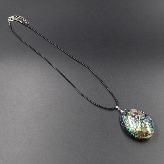 Véritable collier de coquille d’ormeau arc-en-ciel entier