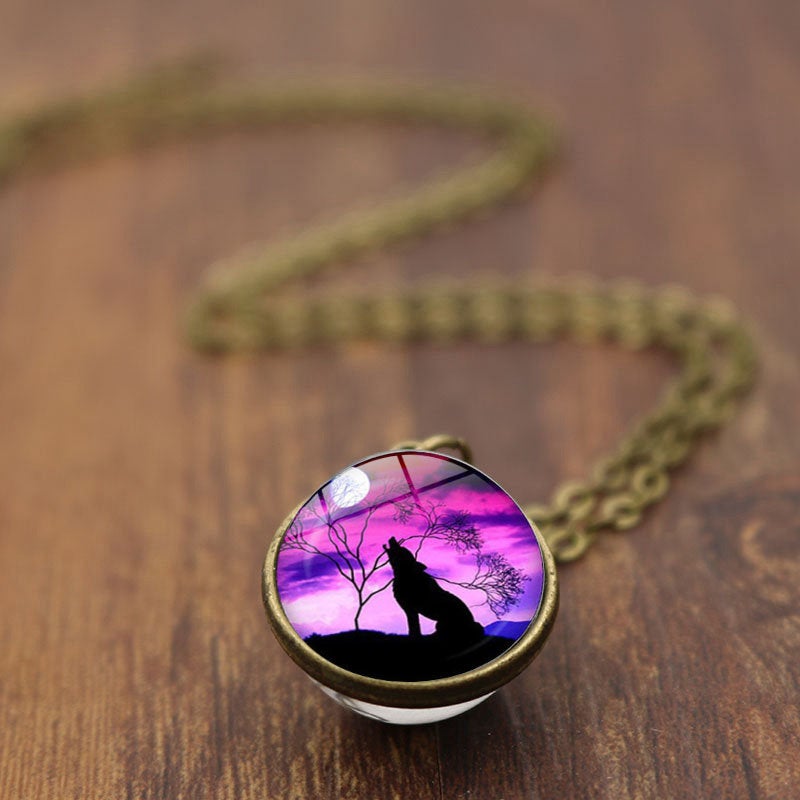 Collier de silhouette de loup du crépuscule