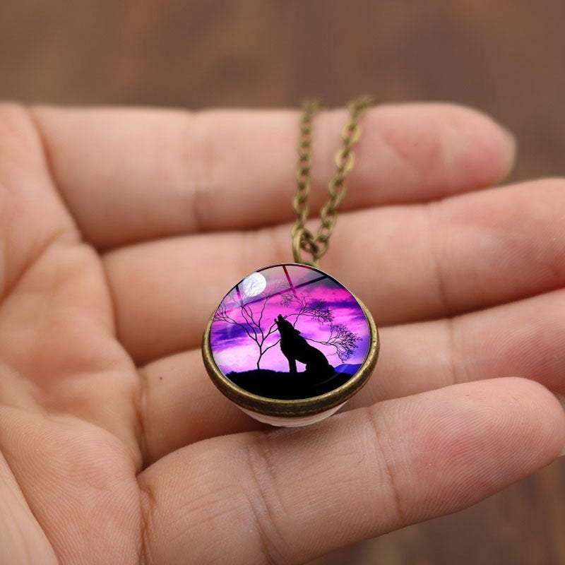 Collier de silhouette de loup du crépuscule