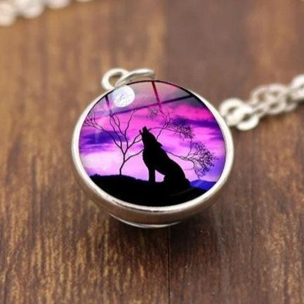 Collier de silhouette de loup du crépuscule