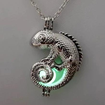 Collier lézard caméléon argenté brillant dans le noir