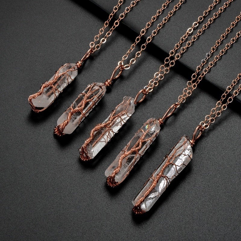 Collier d’arbre de vie enveloppé de fil de cristal de quartz clair brut