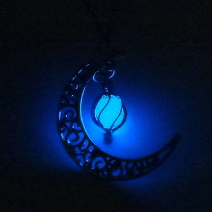 Collier lune argenté qui brille dans le noir