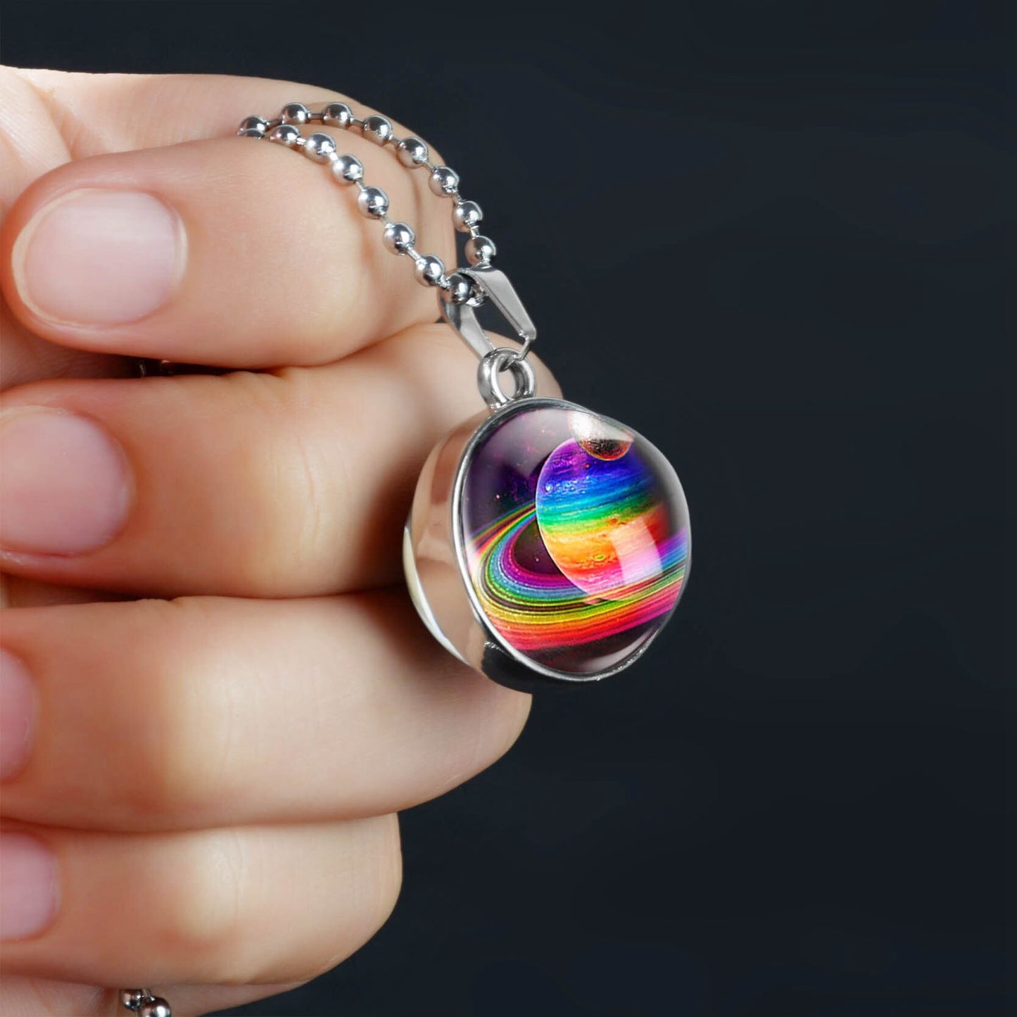 Collier Rainbow Saturn, Pendentif Planète Saturne, Collier Planète, Bijoux scientifiques de l’espace extra-atmosphérique, Cadeaux pour les geeks, Cadeaux pour elle, Cadeaux scientifiques