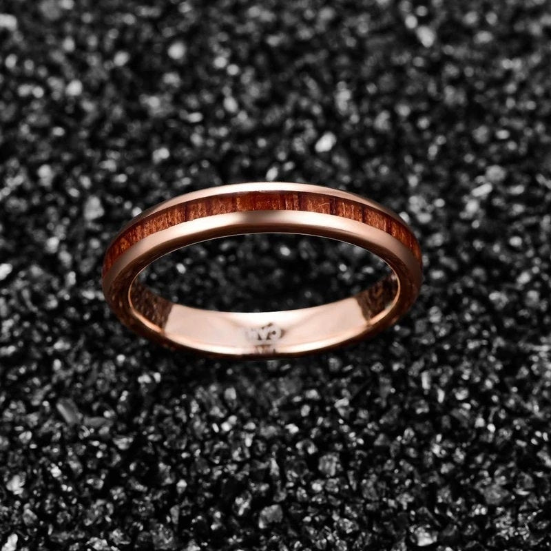 Bague de mariage délicate en or rose pour femme avec incrustation en bois naturel