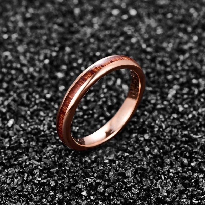 Bague de mariage délicate en or rose pour femme avec incrustation en bois naturel