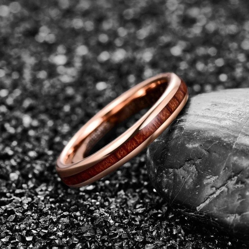 Bague de mariage délicate en or rose pour femme avec incrustation en bois naturel