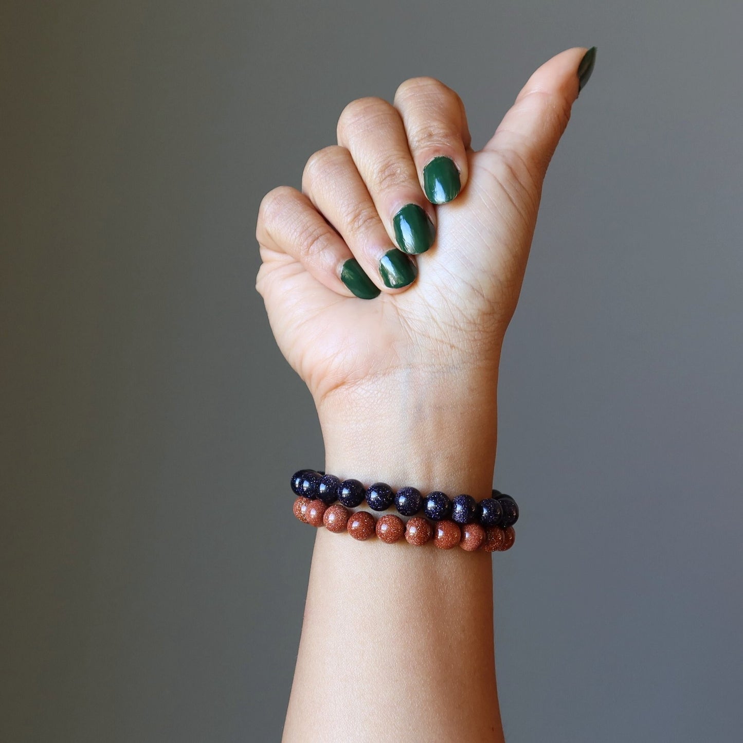 Bracelet en pierre dorée bleue scintillante