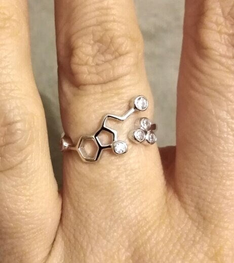 Bague en argent sterling 925 avec molécule de sérotonine