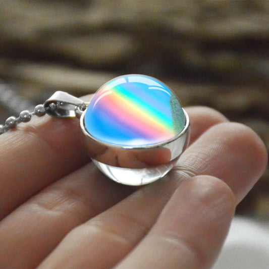 Au-dessus du pendentif arc-en-ciel