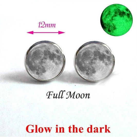 Boucles d'oreilles phase de lune qui brillent dans le noir