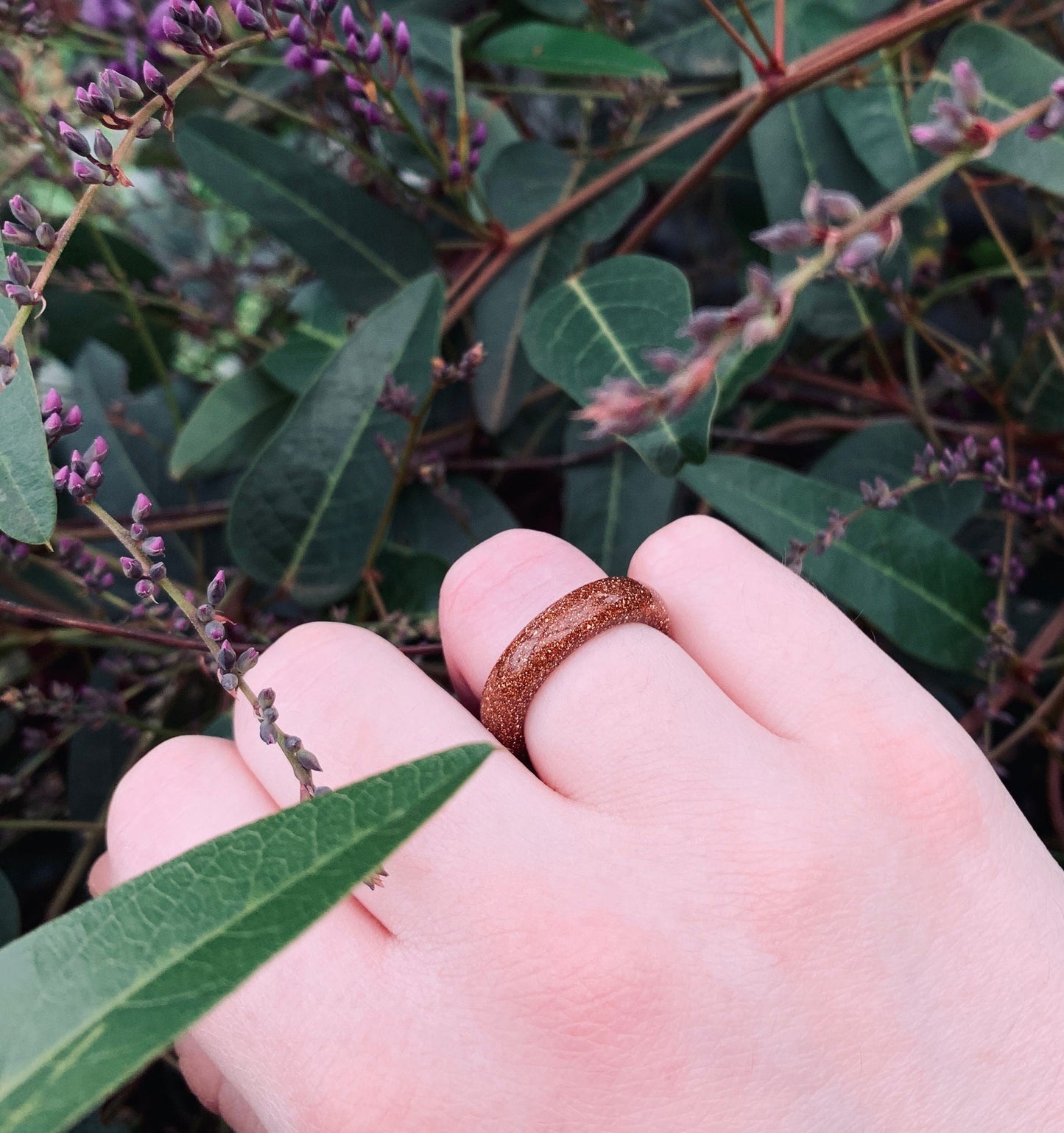 Funkelnder Ring aus massivem Goldstein